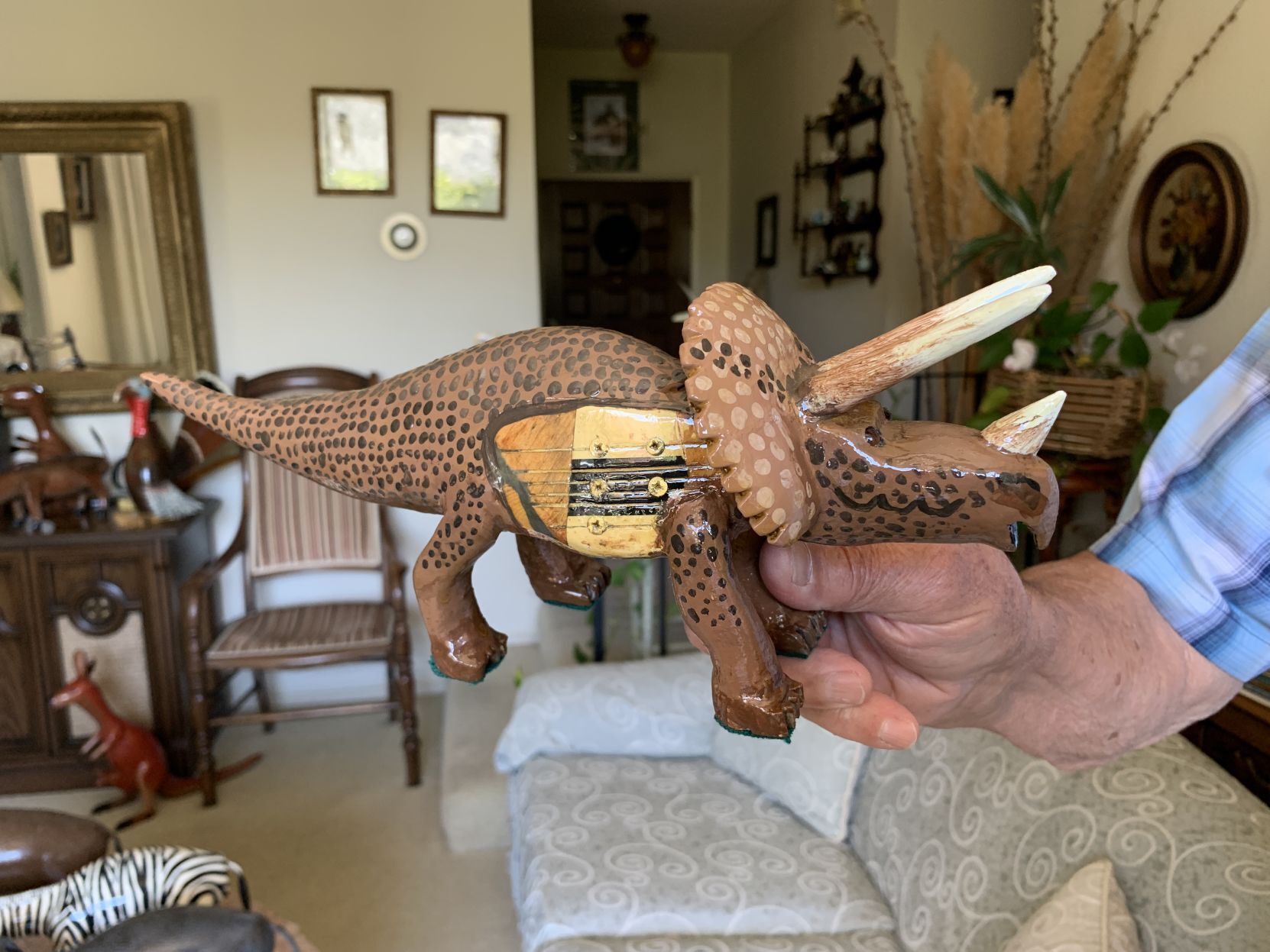 Napan makes art from old golf clubs and bowling pins.